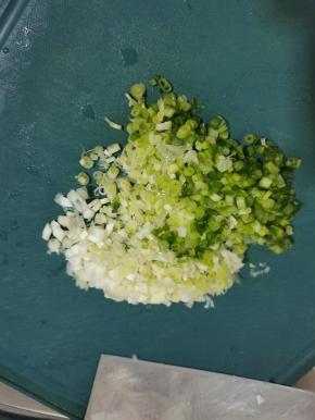 葱洗净切成葱花备用！