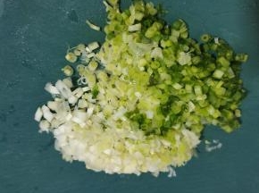 葱洗净切成葱花备用！