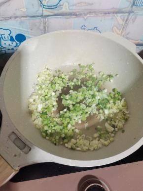 锅里留少许底油，放入葱花煸炒出香味！
