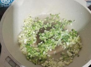 锅里留少许底油，放入葱花煸炒出香味！
