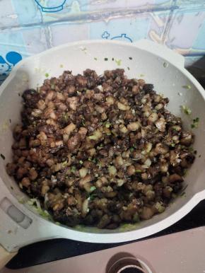 放入猪头肉翻炒均匀！