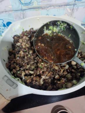 再放入一大勺卤猪头肉的卤汤！