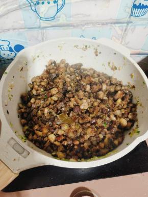 卤煮两分钟左右，让猪头肉里面的胶原蛋白煮出来！汤汁收干即可关火！