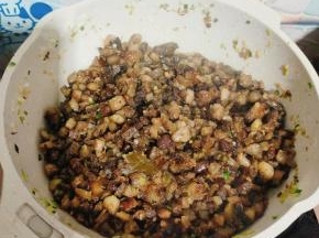 卤煮两分钟左右，让猪头肉里面的胶原蛋白煮出来！汤汁收干即可关火！