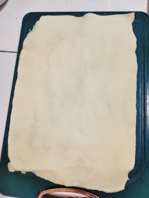 把千张铺在案板上！