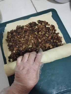 从一头慢慢的卷起来。记得要卷紧实一点哦！