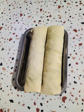 卷好的猪头肉放在一个托盘里！