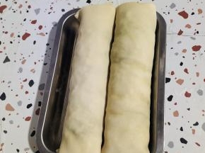 卷好的猪头肉放在一个托盘里！