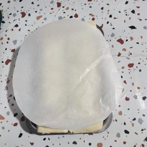 用一张油纸或者保鲜袋盖住！