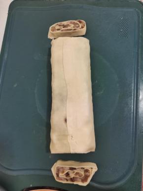 把压好的猪头焖子两边整理一下，切掉！（切下来的不要扔了，自己吃啊，边角料摆盘不好看，嘻嘻！）