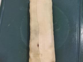 把压好的猪头焖子两边整理一下，切掉！（切下来的不要扔了，自己吃啊，边角料摆盘不好看，嘻嘻！）