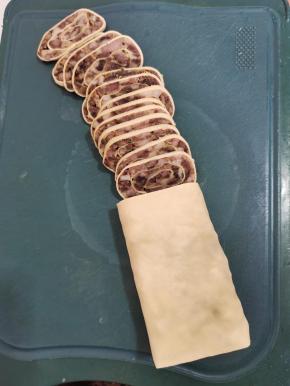 把猪头焖子切成厚薄均匀的片！