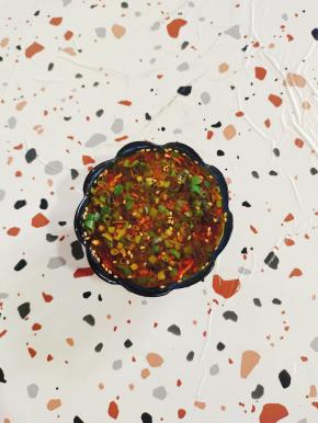 碗中放入一茶匙蒜末，两勺生抽，三勺香醋，少许蚝油，一勺辣椒油，一勺白糖，一勺香油，少许花椒油，一茶匙鲍鱼风味鸡汁，适量的葱花和香菜搅拌均匀调成料汁儿！