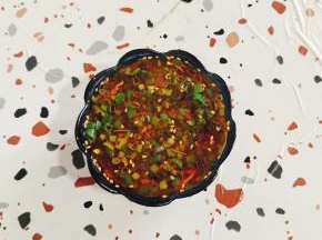 碗中放入一茶匙蒜末，两勺生抽，三勺香醋，少许蚝油，一勺辣椒油，一勺白糖，一勺香油，少许花椒油，一茶匙鲍鱼风味鸡汁，适量的葱花和香菜搅拌均匀调成料汁儿！