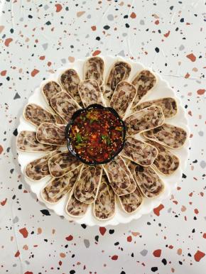 把料汁儿摆在猪头焖子中间，蘸着吃，别提多美味了！