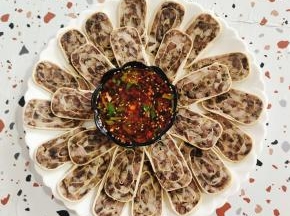 把料汁儿摆在猪头焖子中间，蘸着吃，别提多美味了！