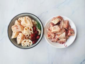 准备好所有食材。莲藕去皮洗净切厚片，红枣洗净，葱切末。