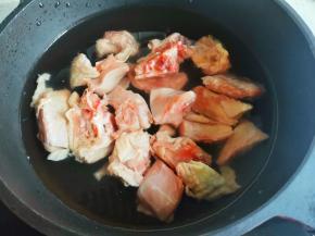 切好的鸡肉放入锅中，