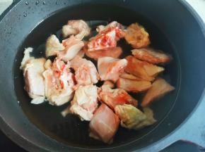 切好的鸡肉放入锅中，