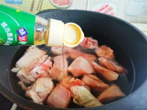 一勺葱姜料酒，加冷水煮出浮沫，洗净沥干备用。