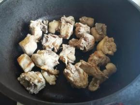 然后放入锅中炒至金黄。