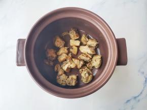 鸡肉放入砂锅中、
