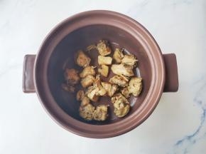 鸡肉放入砂锅中、