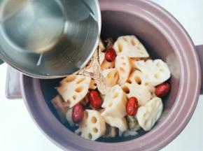 姜片，加入没过食材的清水，