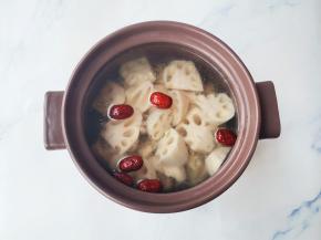 盖上盖大火煮开，转小火炖1小时，