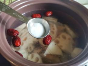 开锅前5分钟下盐撒葱花即可，