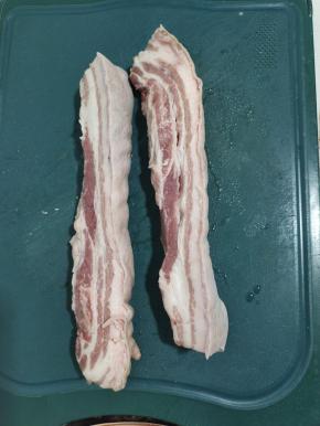 五花肉清洗干净。从中间划开！切成两块长条！