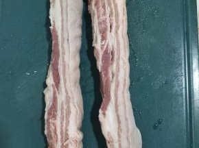 五花肉清洗干净。从中间划开！切成两块长条！