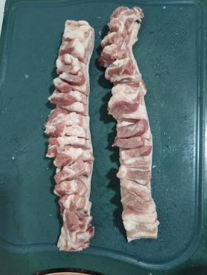 带皮五花肉切成小块儿，切记不要切断皮哦！