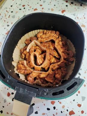 空气炸锅放一个油纸碗！把腌制好的五花肉放进去！