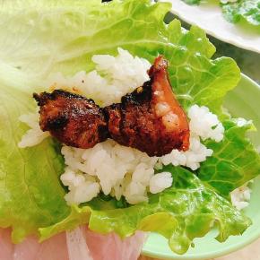 取一片生菜，挖一勺米饭，放一块脆皮五花肉，包起来吃，妈呀太香了！