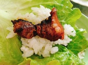 取一片生菜，挖一勺米饭，放一块脆皮五花肉，包起来吃，妈呀太香了！