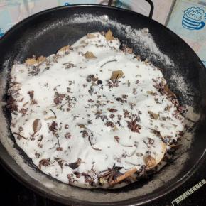 锅烧热，倒入盐，八角，桂皮，香叶，花椒，草果(砸碎)翻炒十分钟左右至盐稍微变色发黄就可以关火，晾凉备用！(今年腌制腊鸡，腊鸭，腊肉，牛肉都要用到，所以我一次性炒的有点多！嫌麻烦的也可以直接用盐腌制！不过炒一下会更香！)