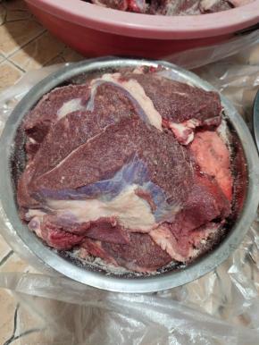 牛肉分成小块，把炒好的盐均匀涂抹，腌制一个星期，记得每隔两天翻一次面！