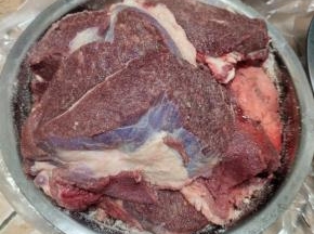 牛肉分成小块，把炒好的盐均匀涂抹，腌制一个星期，记得每隔两天翻一次面！