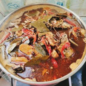 把腌制好的牛肉清洗干净，焯水，放入钢筋锅里，把所有的用料全部倒进去，加入适量的开水！(水要全部没过牛肉！)