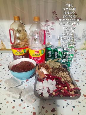 准备好酱牛肉所需的用料:

八角1小把，桂皮6个，香叶10片，生姜两大块切片，小茴香籽1大把，白寇10个，白芷6片，冰糖1大把，郫县豆瓣酱1大碗，生抽2大碗，老抽1大碗，啤酒3罐，干辣椒1大把，花椒1大把，卤料包3个(没有卤料包也可以不放)，鸡精1大勺味精1勺(拍照的时候鸡精和味精忘记拍了！文字说明一下！)