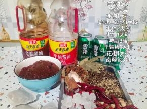 准备好酱牛肉所需的用料:

八角1小把，桂皮6个，香叶10片，生姜两大块切片，小茴香籽1大把，白寇10个，白芷6片，冰糖1大把，郫县豆瓣酱1大碗，生抽2大碗，老抽1大碗，啤酒3罐，干辣椒1大把，花椒1大把，卤料包3个(没有卤料包也可以不放)，鸡精1大勺味精1勺(拍照的时候鸡精和味精忘记拍了！文字说明一下！)