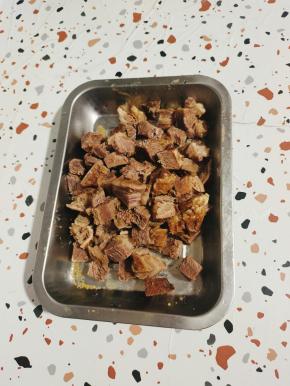 取一块，切成小丁备用！