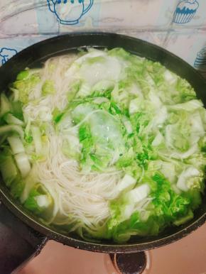 水开，放入面条和白菜丝煮熟！
