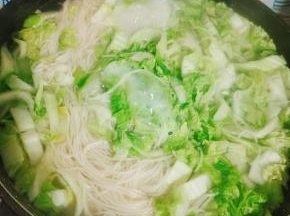 水开，放入面条和白菜丝煮熟！