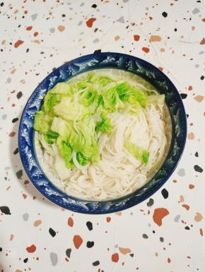 把煮好的面条和白菜捞在大碗中！