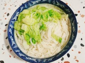 把煮好的面条和白菜捞在大碗中！