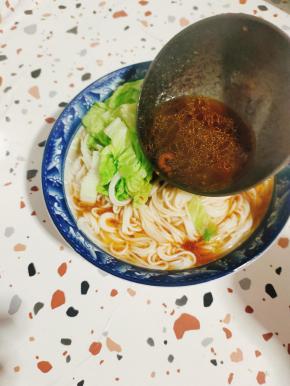 浇上一大勺卤酱牛肉的汤汁儿！