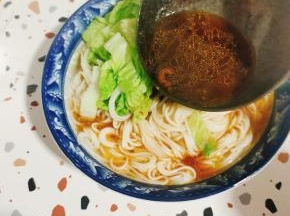 浇上一大勺卤酱牛肉的汤汁儿！