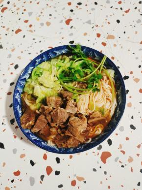 放入切好的酱牛肉和香菜点缀一下即可食用！